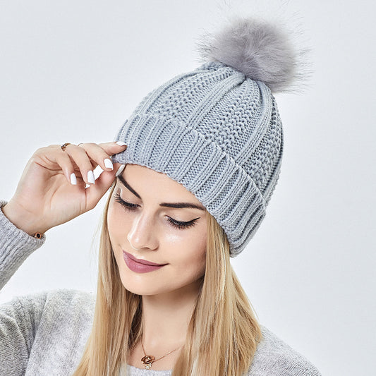 Gorro de punto con calavera y forro de satén elástico a la moda para mujer, gorro con pompón de piel sintética, gorro de invierno que mantiene el calor